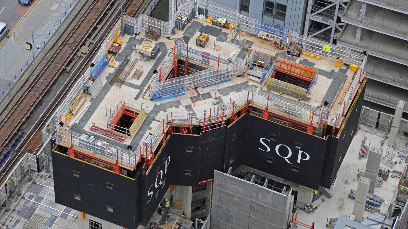 Due to the very confined space and limited storage area, just-in-time deliveries were crucial for the success of the project. To limit the amount of material required and simplify the assembly process, over 80 formwork elements were delivered to the construction site prefabricated and were then completed on site. PERI’s digital services were a great help in providing project support. For example, 3D models of the structure were created to visualise the climbing sequence, enable clash detection and identify spatial limitations in advance.