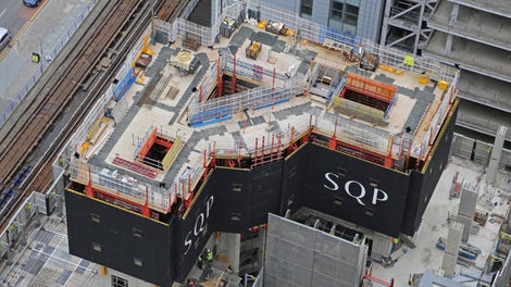 Due to the very confined space and limited storage area, just-in-time deliveries were crucial for the success of the project. To limit the amount of material required and simplify the assembly process, over 80 formwork elements were delivered to the construction site prefabricated and were then completed on site. PERI’s digital services were a great help in providing project support. For example, 3D models of the structure were created to visualise the climbing sequence, enable clash detection and identify spatial limitations in advance.