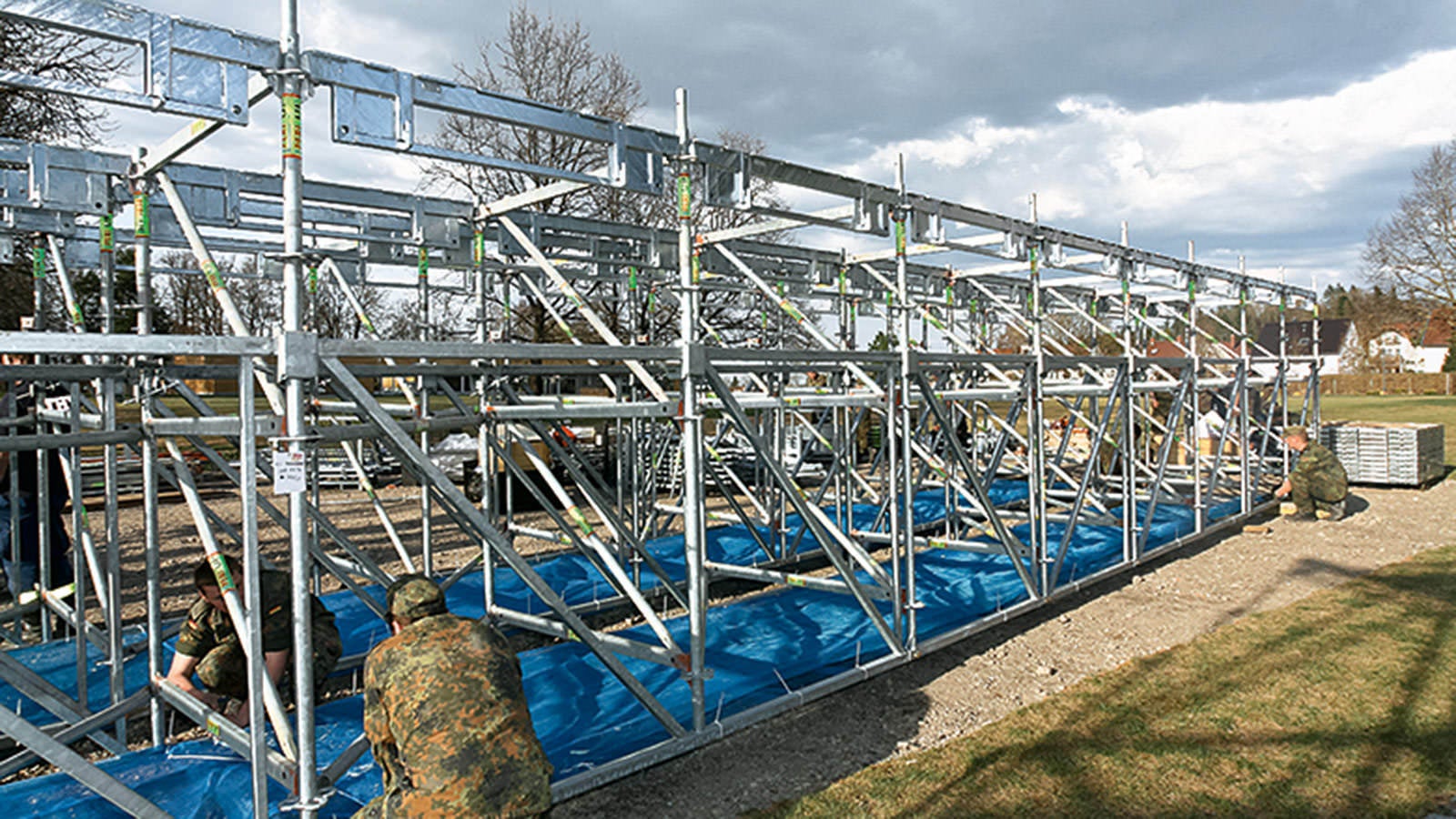 Die beiden 15 m langen LGS Brückensegmente wurden am Boden vormontiert.