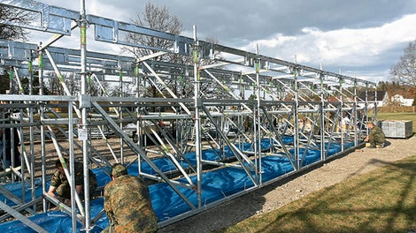 Die beiden 15 m langen LGS Brückensegmente wurden am Boden vormontiert.