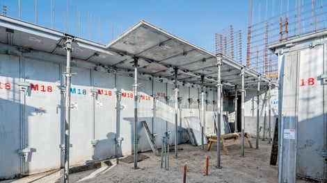 El sistema de cabezal abatible permite el golpeado temprano de la losa. A continuación, los elementos están rápidamente disponibles para el siguiente ciclo de hormigonado, lo que reduce los requisitos de material in situ.<br/>