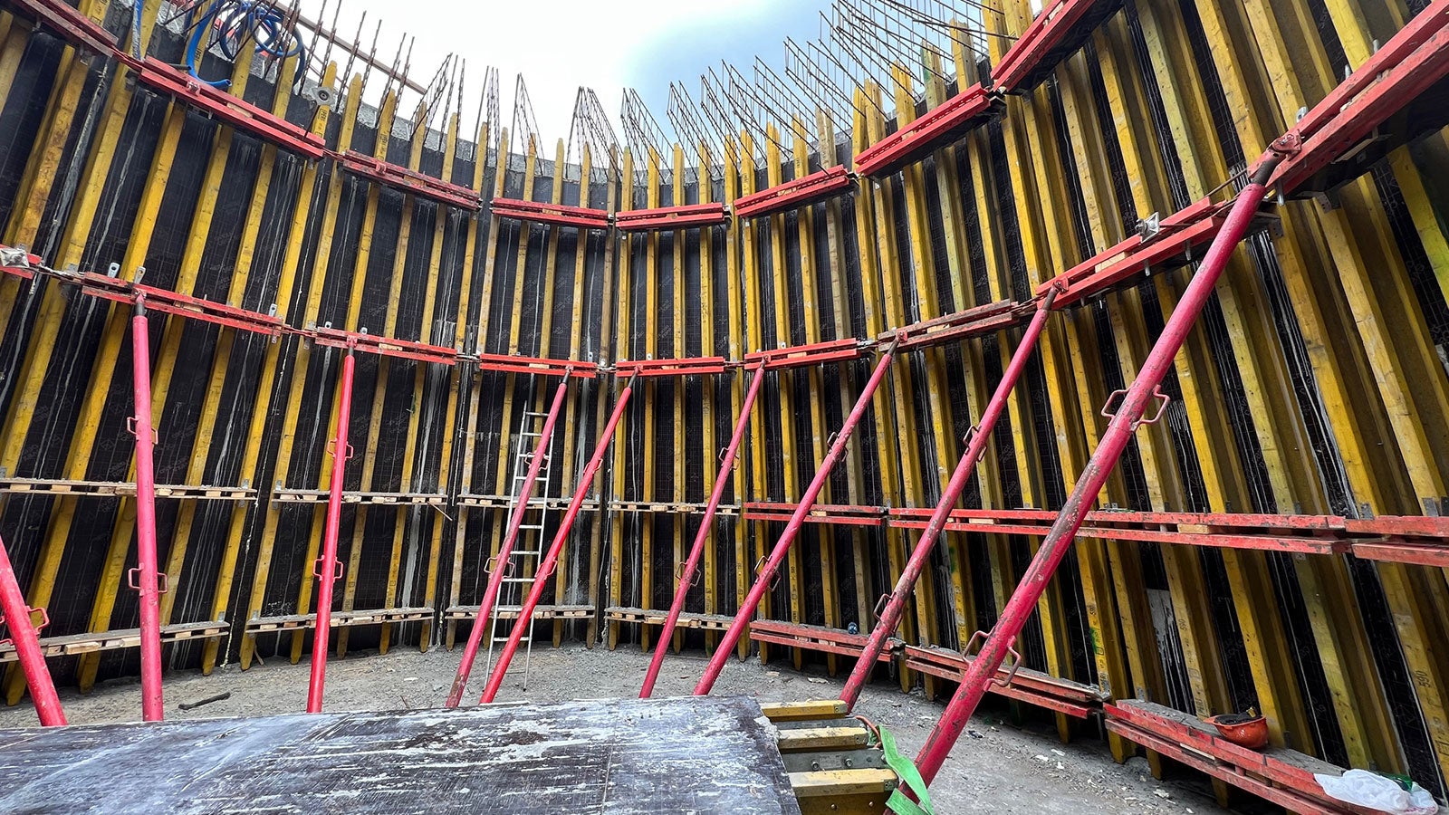 Для бетонирования стен двухъярусного пьедестала с различной геометрией конструкций в двух плоскостях были разработаны спец. щиты VARIO VT20