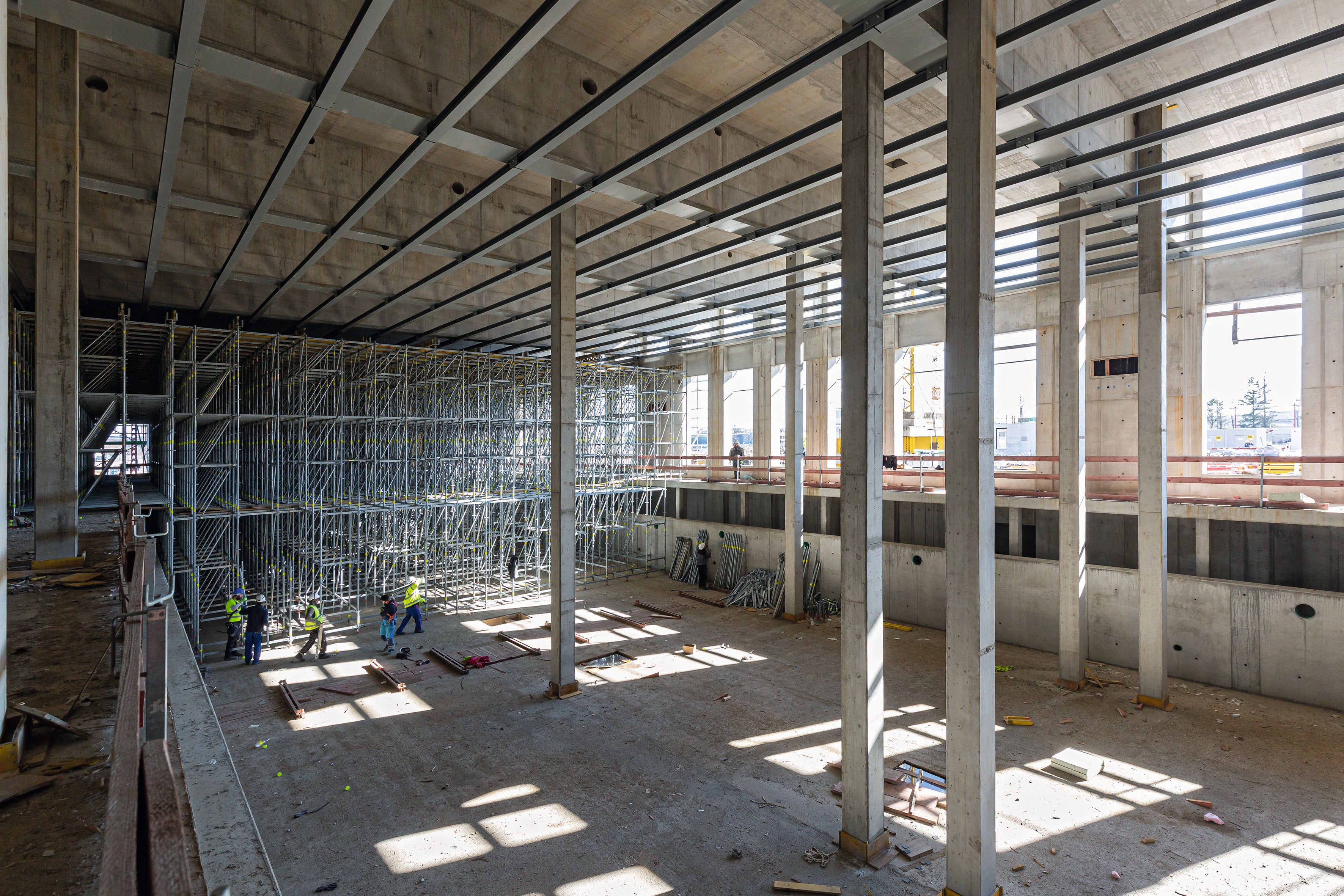 Beim 50 m langen und 25 m breiten Schulschwimmbad wurde PERI UP mit einem alternierenden Stielabstand von 1,00 m und 1,50 m eingesetzt, um bei über 8,00 m Höhe bis zu 30 kN/m² Flächenlast abzuleiten.<br/>(Foto: PERI Deutschland)<br/>