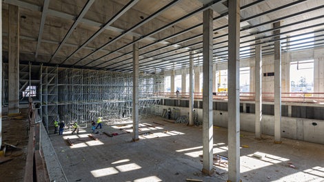 Beim 50 m langen und 25 m breiten Schulschwimmbad wurde PERI UP mit einem alternierenden Stielabstand von 1,00 m und 1,50 m eingesetzt, um bei über 8,00 m Höhe bis zu 30 kN/m² Flächenlast abzuleiten.<br/>(Foto: PERI Deutschland)<br/>