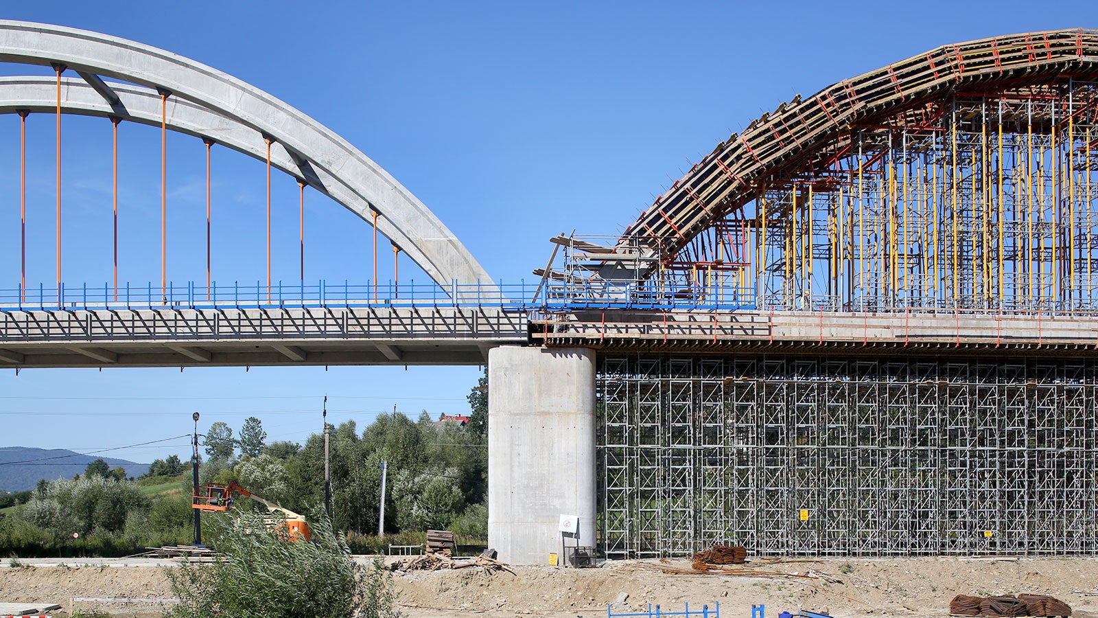 Mosty kolejowe nad korytem rzek Skawa i Stryszówka.