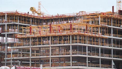 Connected with MRK frames, the MULTIPROP individual props can be used as tables or shoring towers.