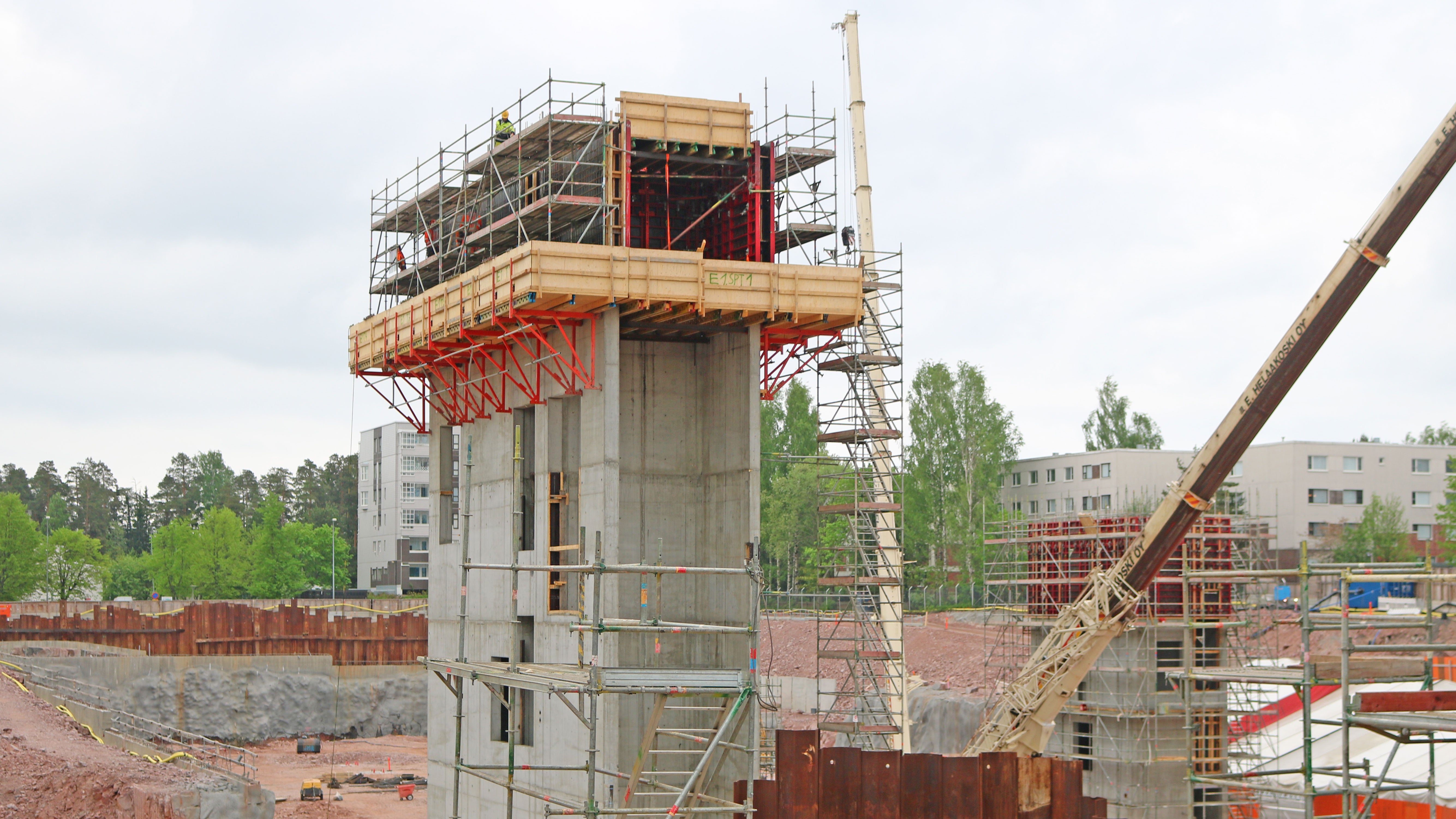 ”Meidän tehtävämme oli suunnitella vaakasaumojen paikat niin, että valukorkeudet ovat optimaaliset”, PERI Suomen projektipäällikkö Antti Repo kertoo.