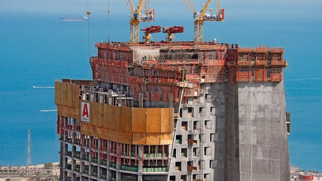 On the external facades, the RCS climbing protection panel provided the required protection for the construction of floor slabs as well as the edge beams.