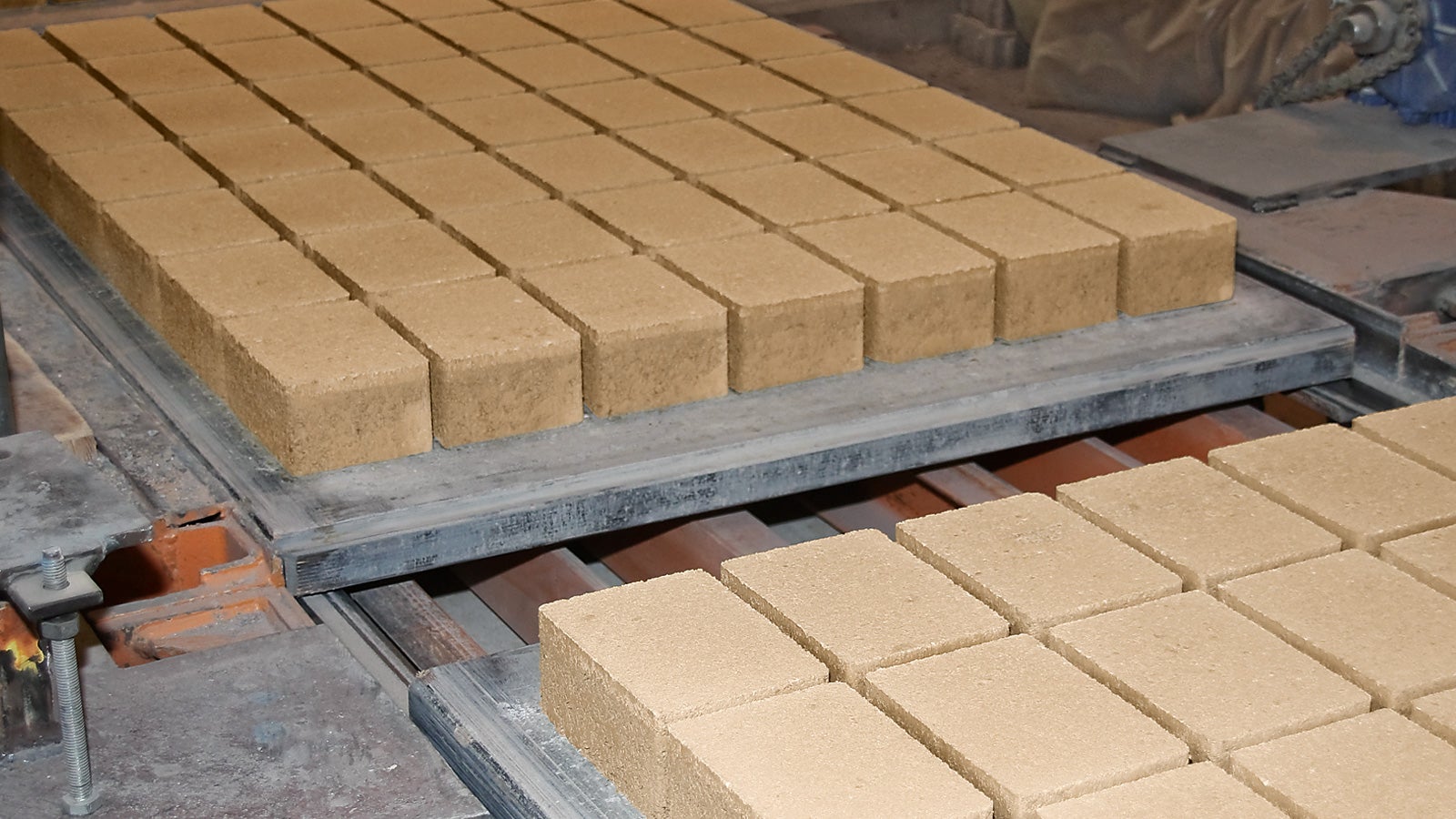 Robuste und langlebige Unterlagsplatten sind für die Betonsteinherstellung essentiell.