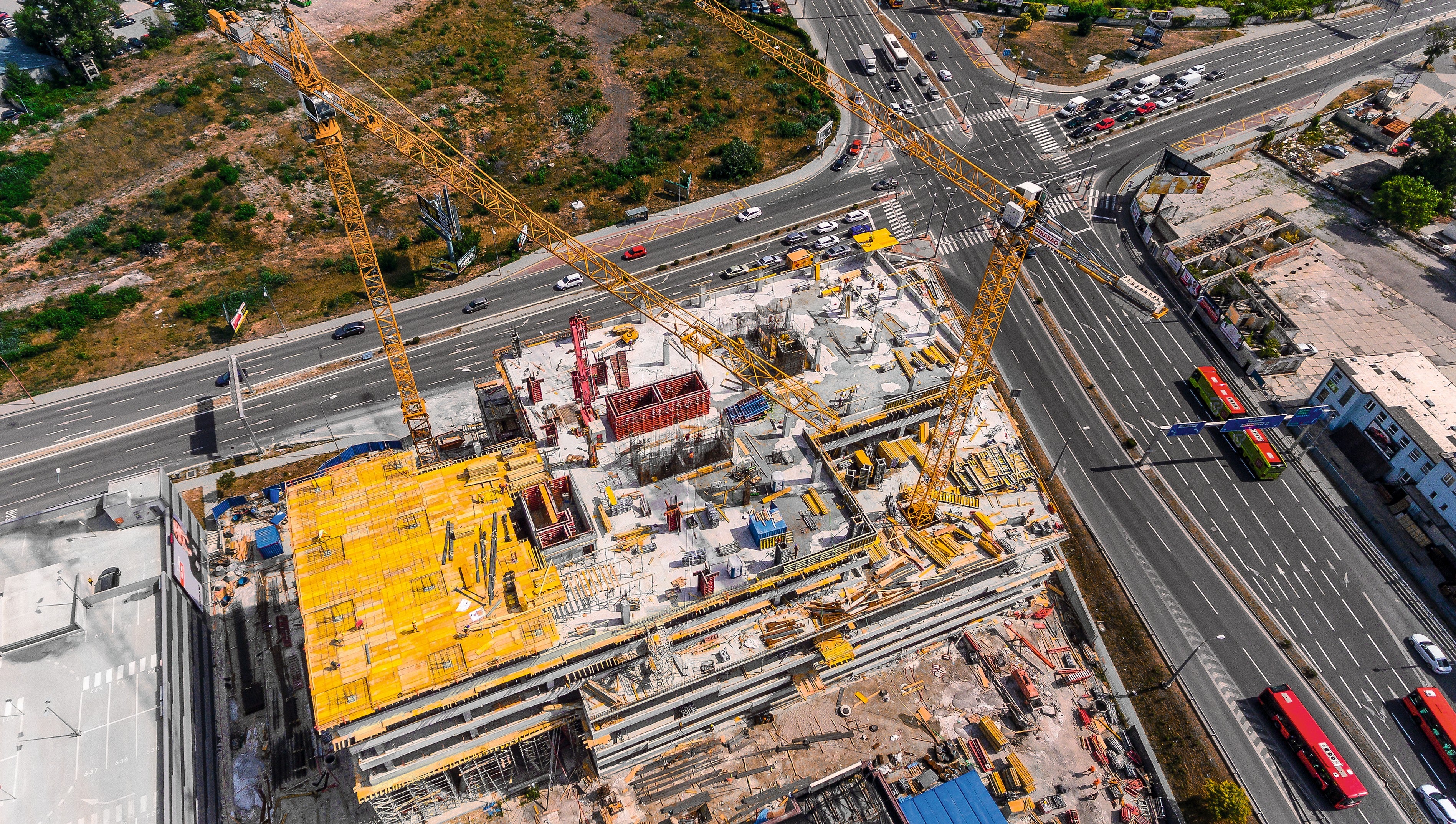 Stropné dosky debnené pomocou 2 500 m² systému MULTIFLEX a steny pomocou 600 m² systému TRIO a 600 m² systému DOMINO.