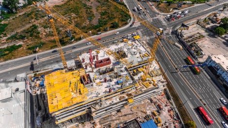 Stropné dosky debnené pomocou 2 500 m² systému MULTIFLEX a steny pomocou 600 m² systému TRIO a 600 m² systému DOMINO.