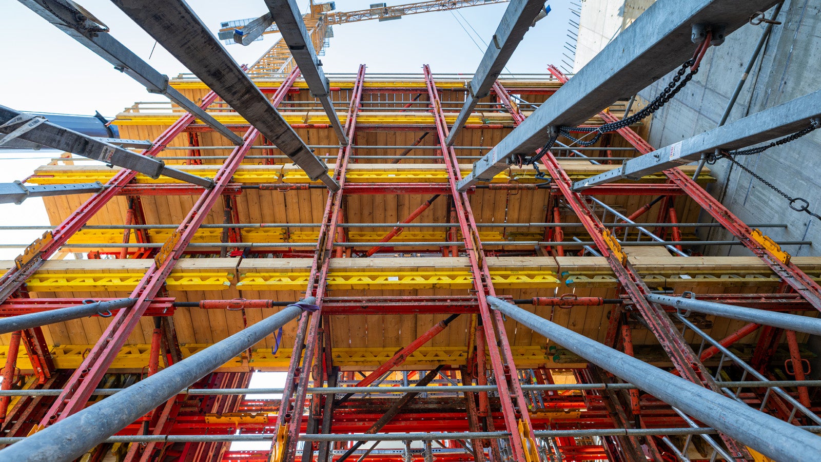 PERI verzorgde tevens de zware schoorconstructie die nodig is om deze 18 meter hoge bekisting te stellen.