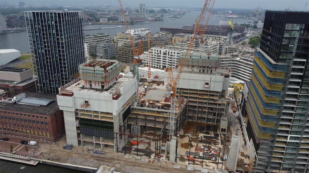 Bij dit grootschalige binnenstedelijke project, met een volle bouwplaats, is er tijd en ruimte bespaard door te werken met voorgemonteerde onderdelen.