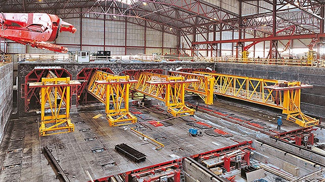 <p>Os segmentos do t&amp;uacute;nel s&amp;atilde;o fabricados em doca seca numa f&amp;aacute;brica constru&amp;iacute;da para esse fim. Os elementos individuais do t&amp;uacute;nel s&amp;atilde;o rebocados para o mar em pont&amp;otilde;es e baixados para o fundo do mar.</p><br/>