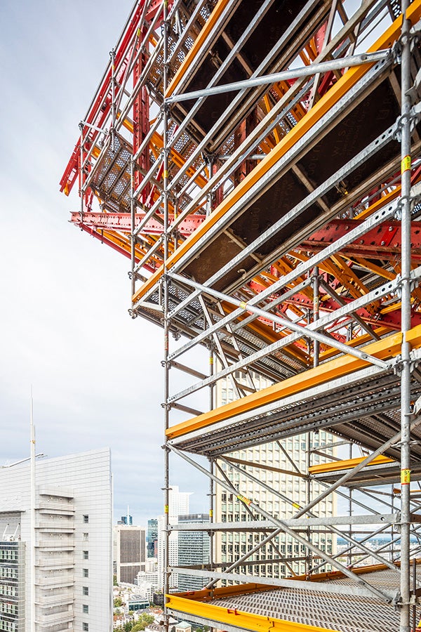 Die projektspezifisch konzipierte Unterstützungskonstruktion bestand aus Kletterschienen des RCS Schienenklettersystems sowie Bauteilen des VARIOKIT Ingenieurbaukastens und des PERI UP Gerüstbaukastens.