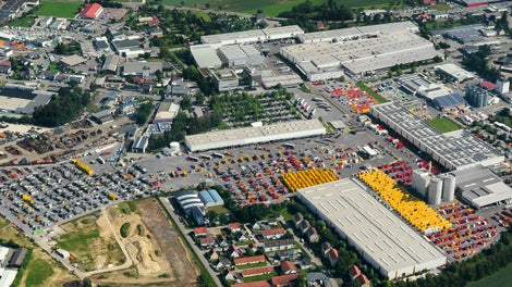 Die Gelände der Zentrale der PERI Gruppe und der Hauptsitz der deutschen Tochtergesellschaft, fotografiert aus der Vogelperspektive. 