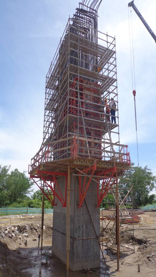 El sistema de trepa CB-240 permitió el ciclado de encofrado de Pilas, garantizando en todo momento la seguridad del personal de obra.
