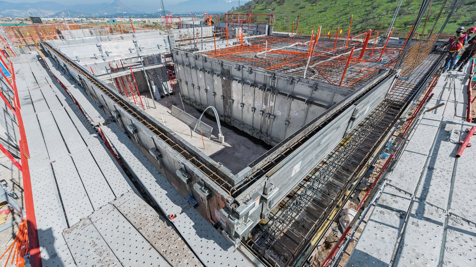 The wall elements are connected using UNO Wall Couplers that align the individual components resulting in a flush fit.<br/>