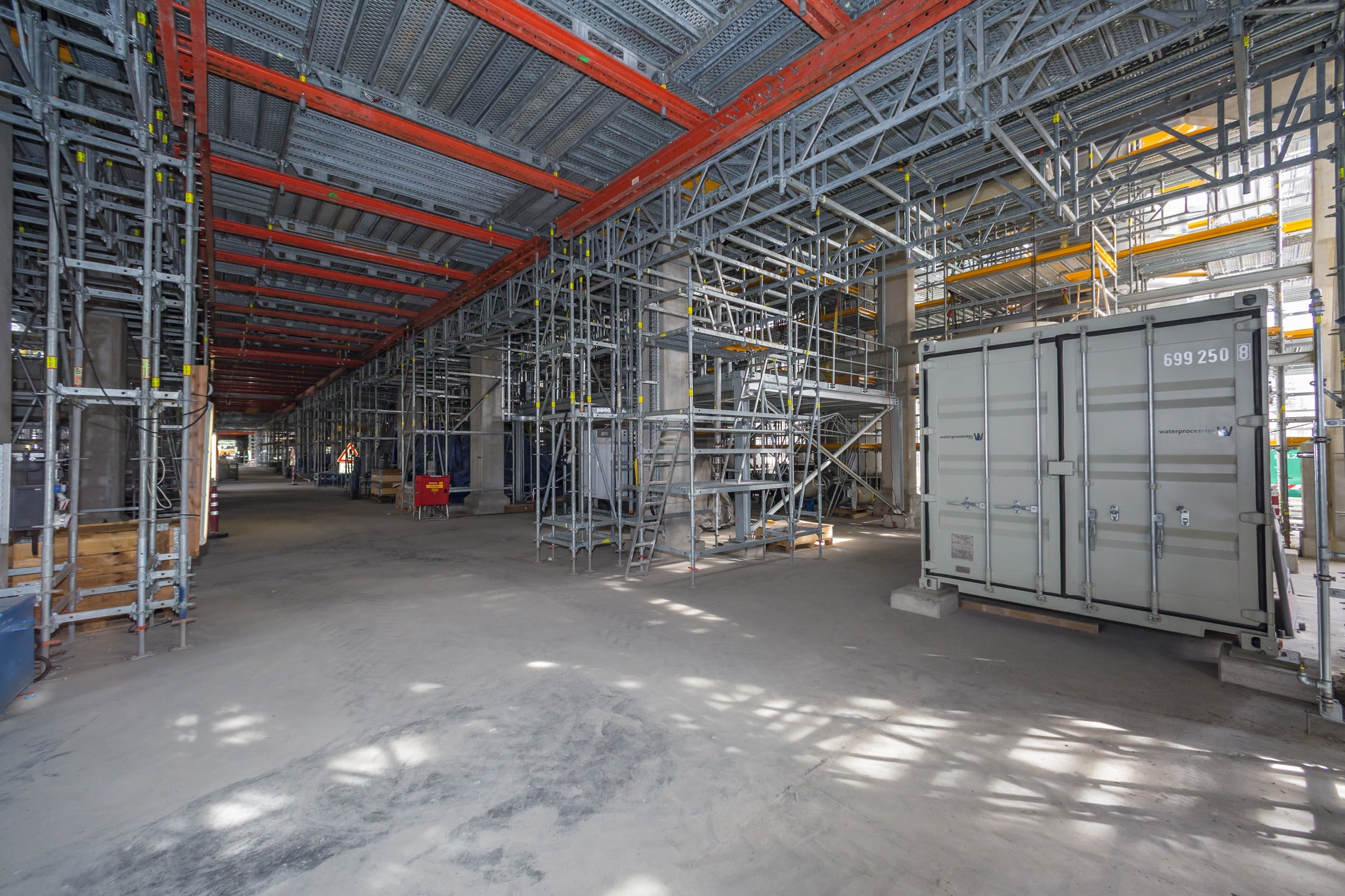 Für Überbrückungen im Schwerlastbereich kommen die Stahlträger des Ingenieurbaukastens VARIOKIT zum Zug, die mit den Kernbauteilen des PERI UP Gerüstbaukasten kompatibel sind.<br/>