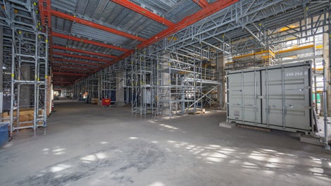 Für Überbrückungen im Schwerlastbereich kommen die Stahlträger des Ingenieurbaukastens VARIOKIT zum Zug, die mit den Kernbauteilen des PERI UP Gerüstbaukasten kompatibel sind.<br/>