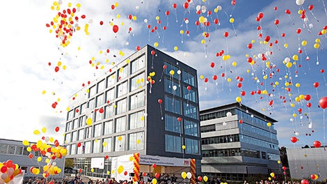 <p>Mit dem neuen Geb&amp;auml;ude werden einerseits die gewachsenen und neu geschaffenen Abteilungen r&amp;auml;umlich zusammengef&amp;uuml;hrt und andererseits R&amp;auml;ume f&amp;uuml;r zuk&amp;uuml;nftige Anforderungen geschaffen.</p><br/>