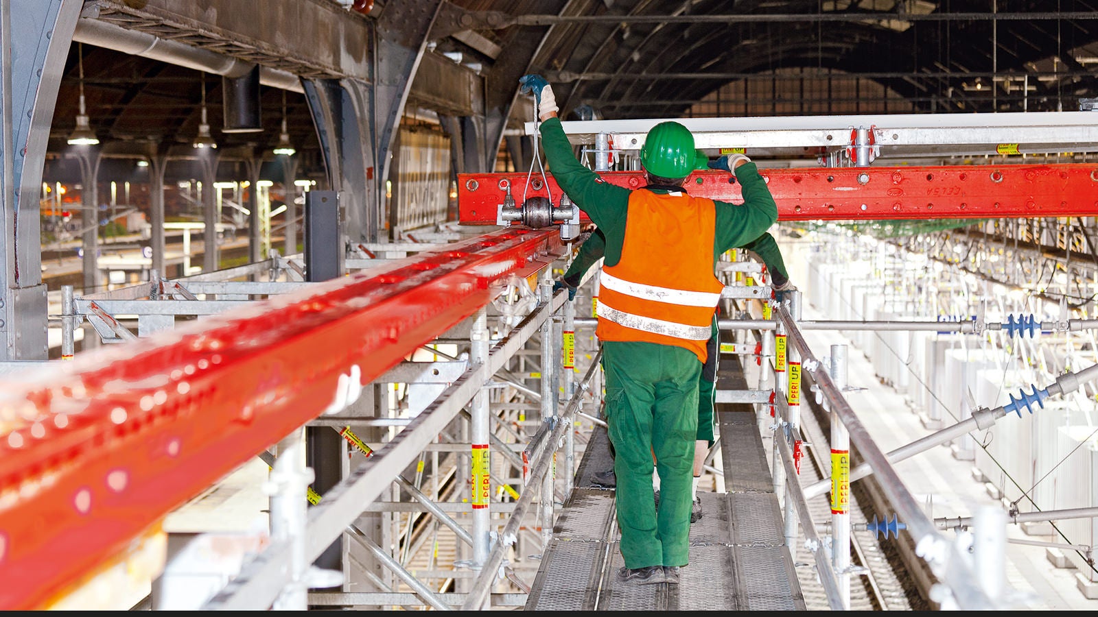 Das Längsverschieben der Einheiten erfolgt mittels Exzenterwagen aus dem umfangreichen PERI Mietgerätepool.