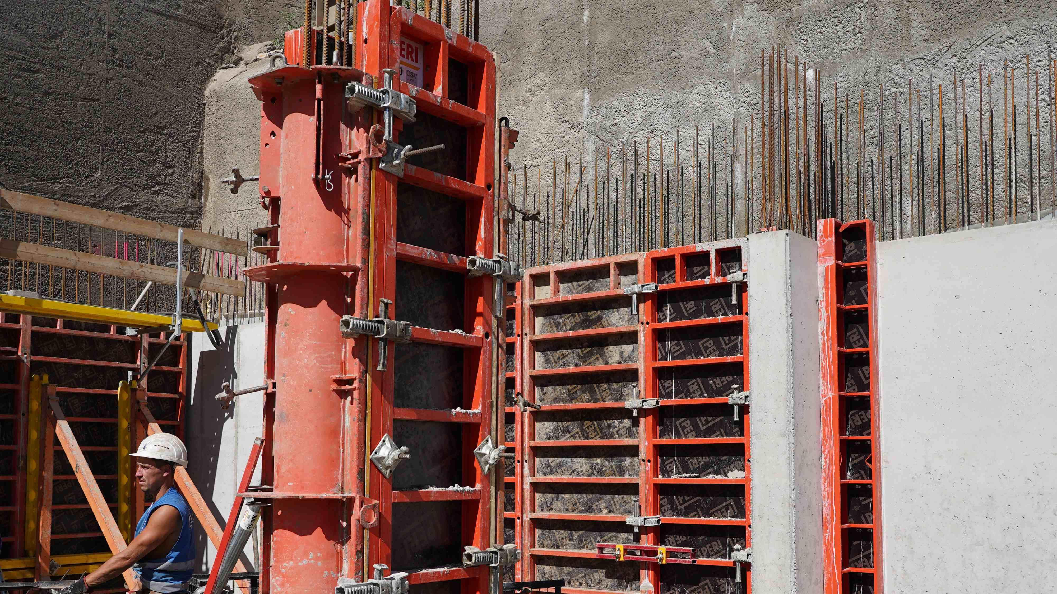 Obdélníkové sloupy bedněné systémem kruhového bednění SRS v kombinaci s rámovým bedněním TRIO.