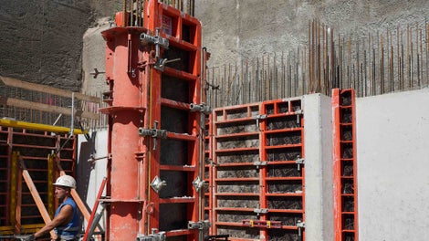 Obdélníkové sloupy bedněné systémem kruhového bednění SRS v kombinaci s rámovým bedněním TRIO.