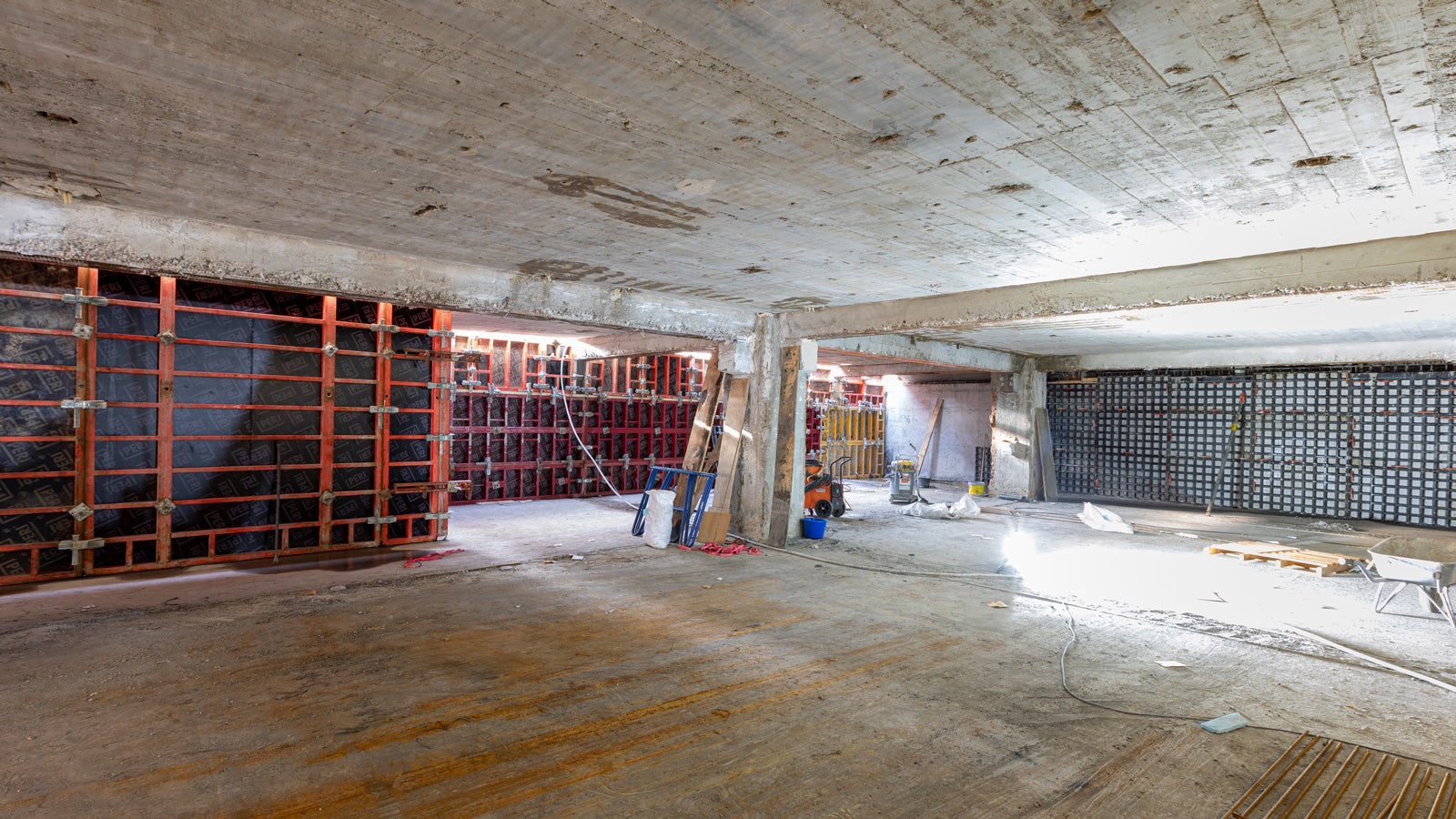 De uitdaging zat vooral in de kelder. Daar zijn zowel PERI DUO voor de enkelzijdige wand als PERI TRIO voor de dubbelzijdige wand toegepast.