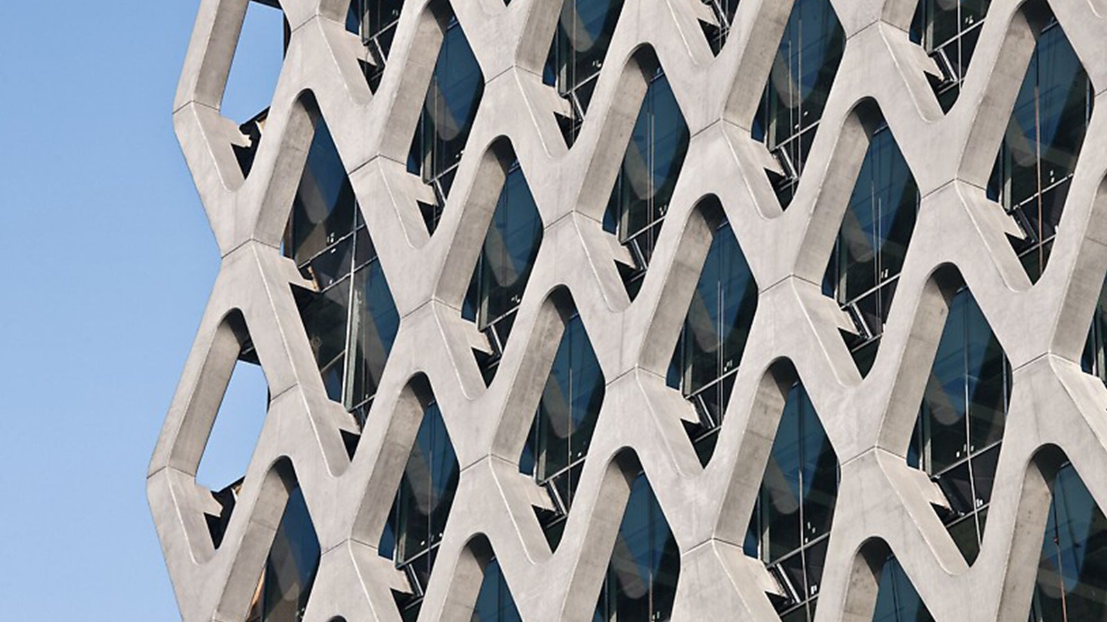 With his design, Polish architect Stefan Kurylowicz has created a striking building with a concrete and glass façade in Warsaw's city center. The 70-meter-high Prosta Tower is distinguished by its glass front and a diamond-shaped reinforced concrete structure in front, featuring a perfectly exposed concrete finish. The delicate concrete façade envelops the exterior glazing like a net and serves as a load-bearing component.