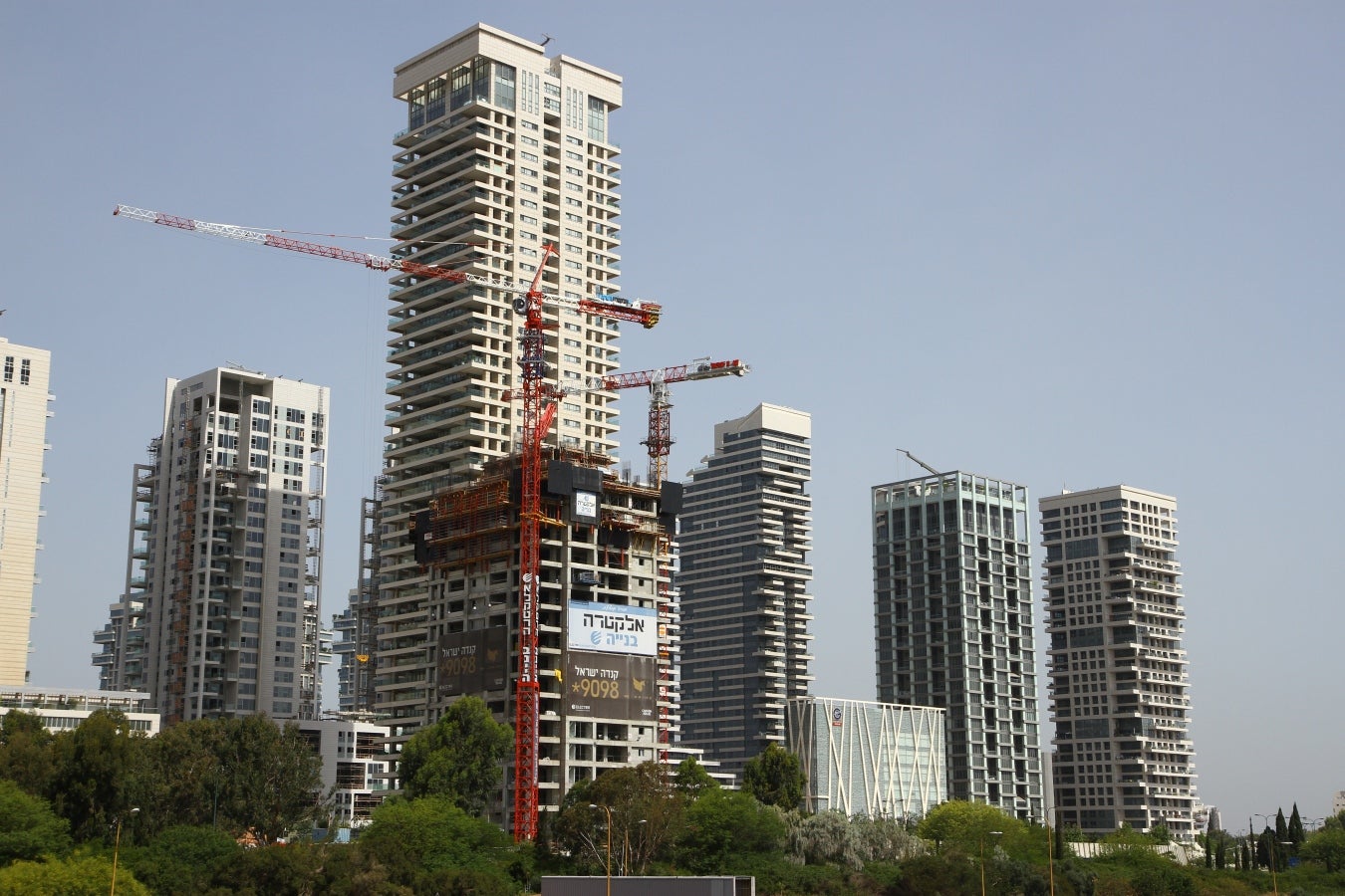 פלטפורמות חיצוניות מטפסות בעזרת מנוף ופלטפורמות מטפסות אוטומטית