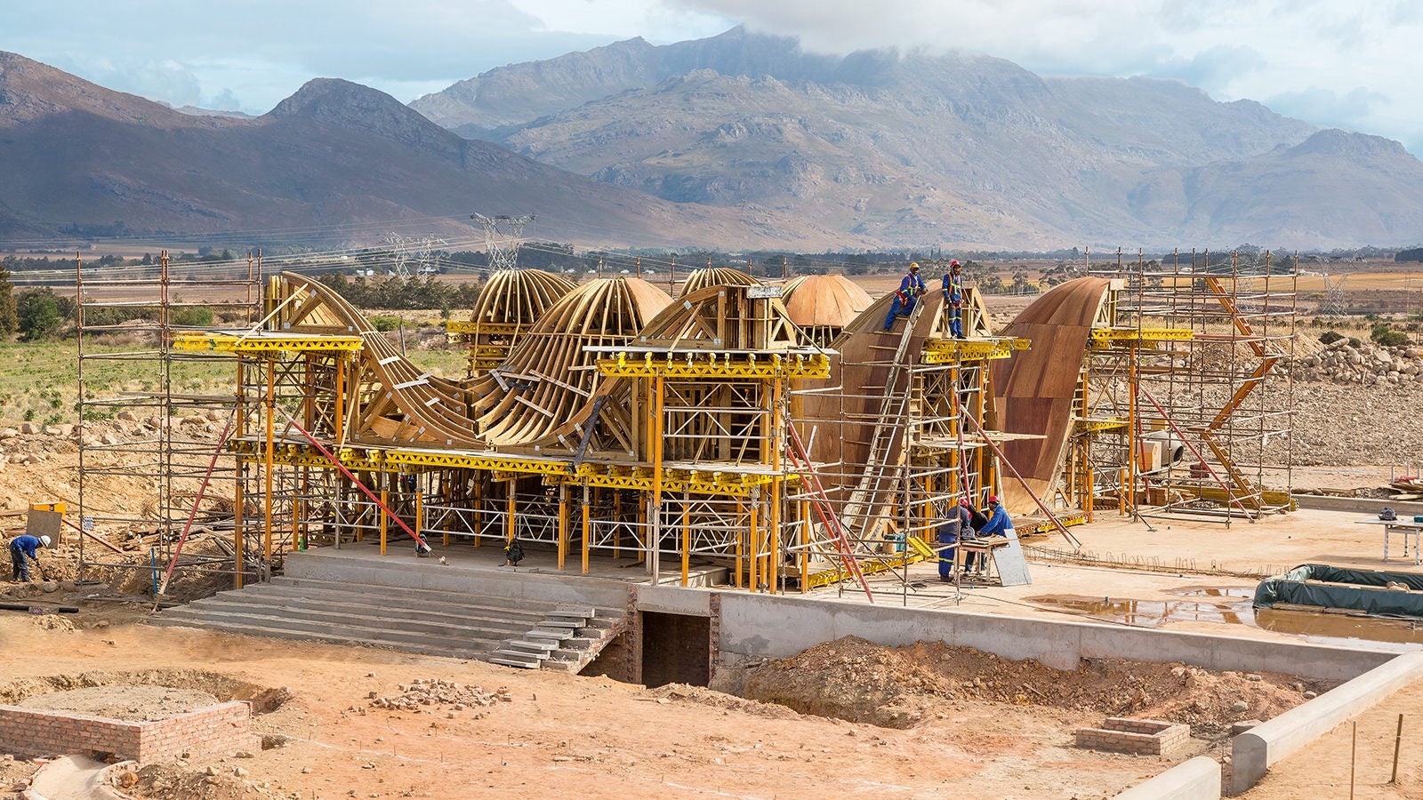 使用MULTIPROP塔架与MRK连接框架作为支撑结构。