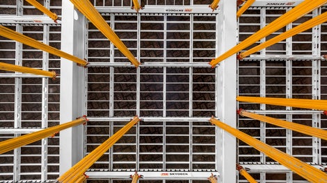 Mit nur 0,29 Stützen pro m² werden nur wenige Deckenstützen benötigt. Dies sorgt für mehr Bewegungsfreiheit und einfachen Quertransport unter der Schalung.