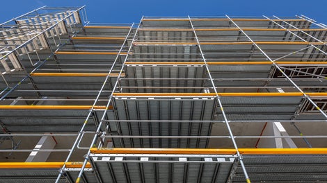 Bei den Gerüstanpassungen an die stark gegliederte Fassadengeometrie mit den unregelmäßig vor- und rückspringenden Balkonauskragungen stellte die hohe Flexibilität des PERI UP Gerüstbaukastens einen großen Vorteil dar.
