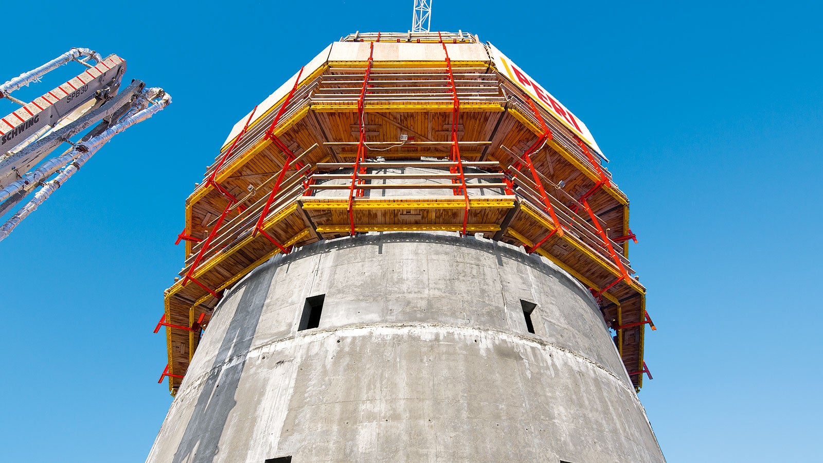 With the RCS rail climbing system, the external formwork safely climbs the circular building core from storey to storey using a rail-guded procedure. Level +1 is completely enclosed which guarantees efficient formworking operations and reinforcement work.