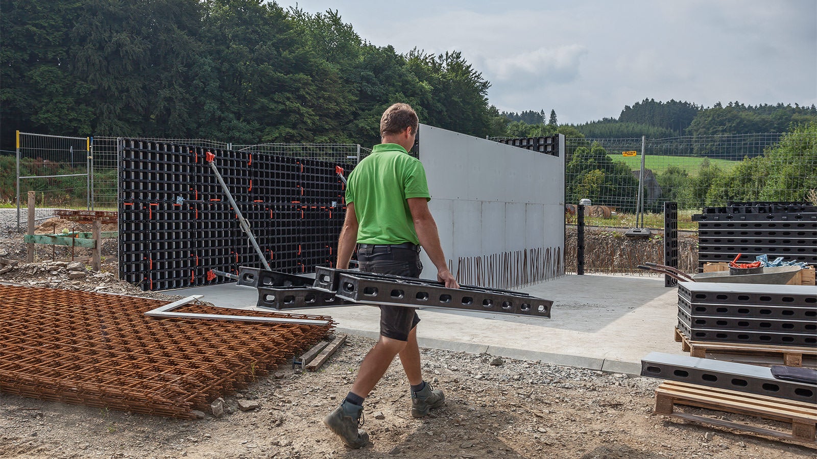 Shuttering with lightweight elements minimizes equipment and crane utilization. The low weights allow effort-saving working with a reduced risk of accidents. In addition, the DUO composite material system components are free of sharp edges.