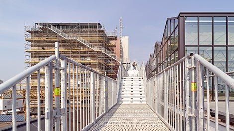 De tour voor bezoekers start op de 10e verdieping van de toren. Via de trap- en steigerconstructie van PERI worden ze rondgeleid op het terrein.