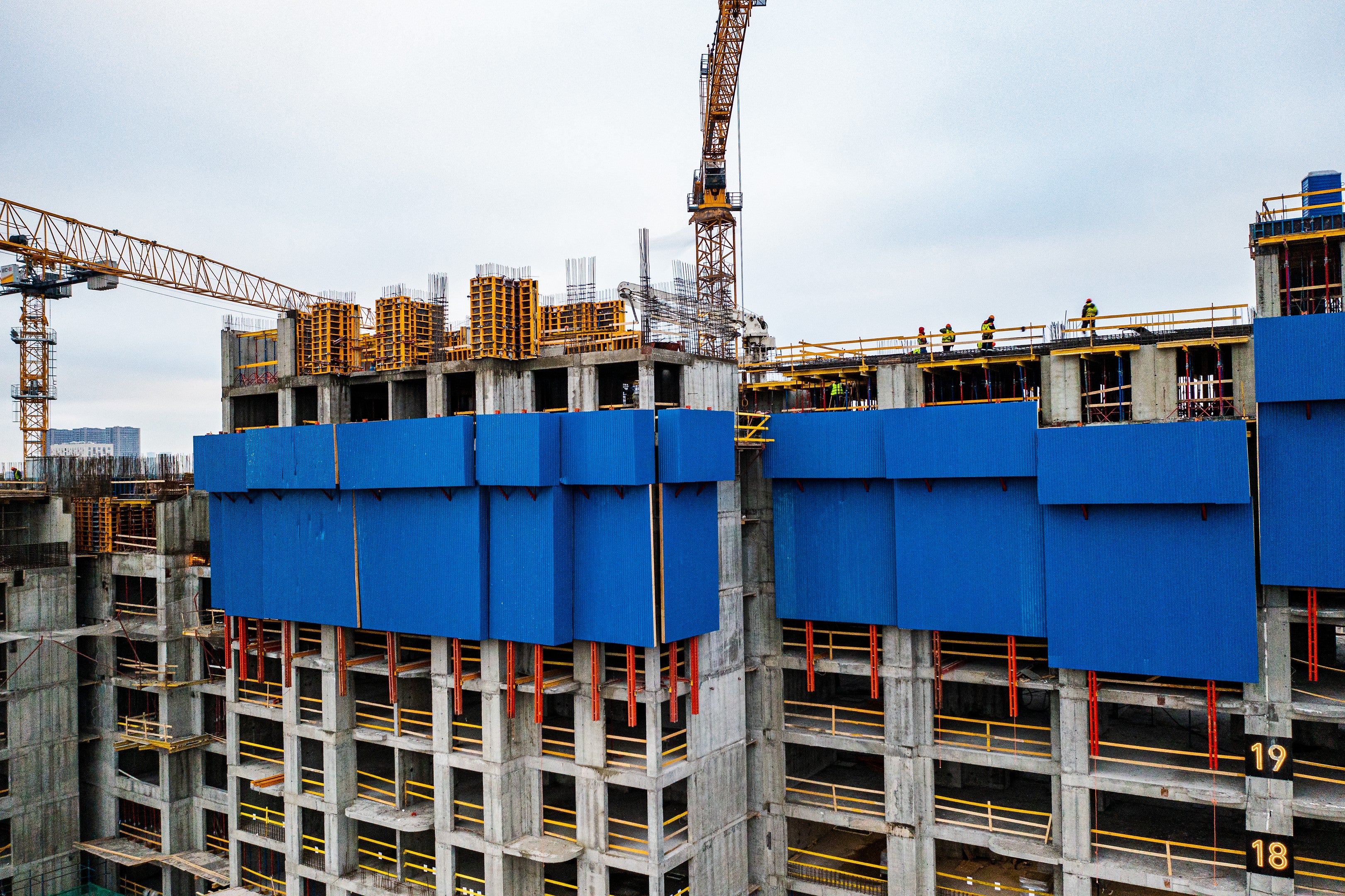 Система RCS сочетает преимущества различных подъемных систем в одной модульной. Может использоваться как в качестве подмостей с опалубкой, так и в качестве ветрозащитных панелей. 