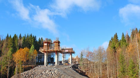 Sillan pilarit kohoavat korkeimmillaan 25m korkeuteen.