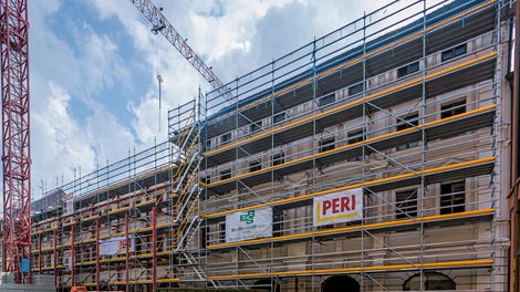 Für die Umwidmung des ehemaligen Amberger Kaufhaus-Geländes in ein modernes Wohn- und Geschäftsviertel werden die historischen Gebäude aufwendig saniert. Bei der anspruchsvollen Aufgabe verlässt sich die Gerüstbaufirma Seitz auf den flexiblen PERI UP Gerüstbaukasten, ergänzt durch VARIOKIT Systembauteile.