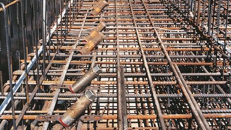 Posizionatore V e cono di predisposizione consentono un preciso posizionamento del tirante di ancoraggio con un’inclinazione di 45°. Questa soluzione garantisce una maggiore resistenza alle sollecitazioni trasmesse alla puntellazione di sostegno e alla cassaforma