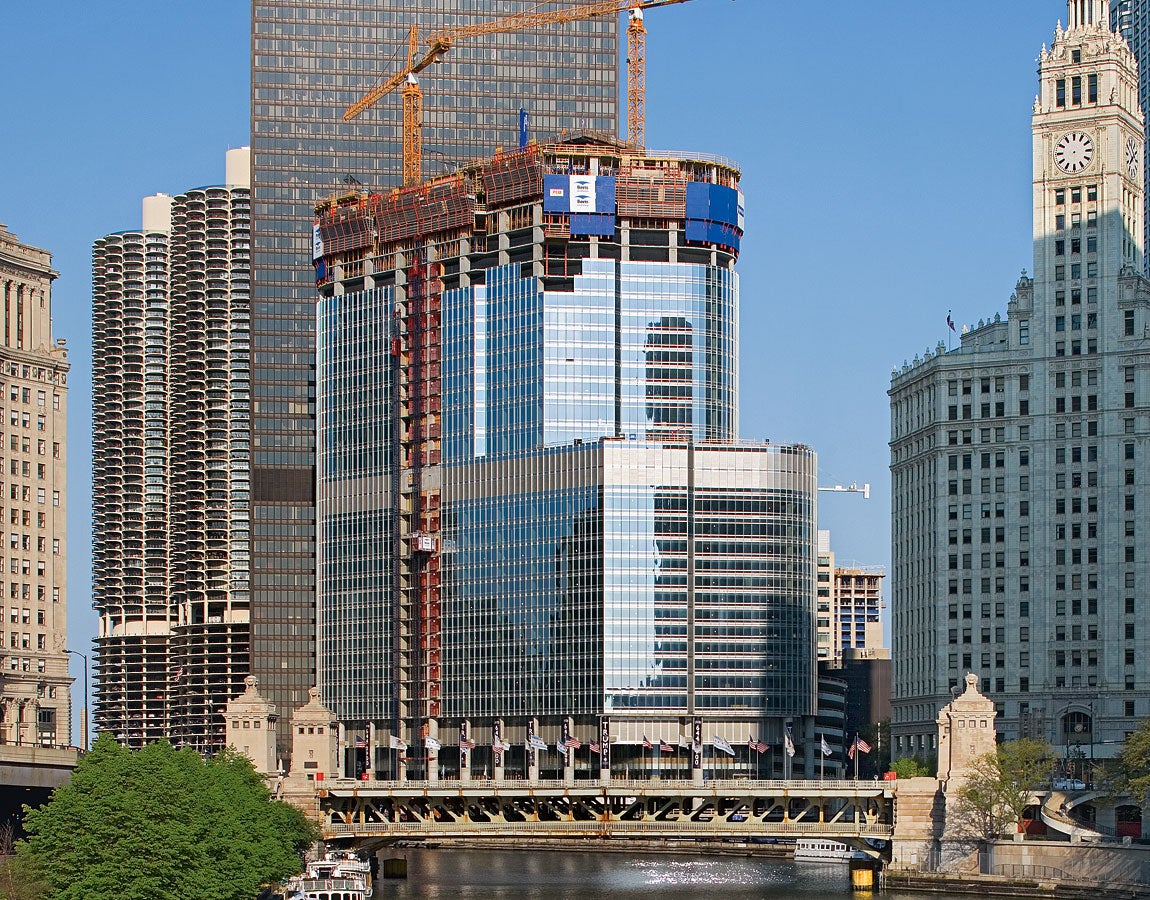 With a height of 415 m, the Trump International Hotel and Tower on the Chicago River is a very impressive skyscraper.