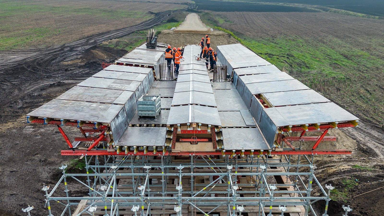Velika ušteda vremena postignuta je zahvaljujući predmontaži oplate glavnog nosača mosta