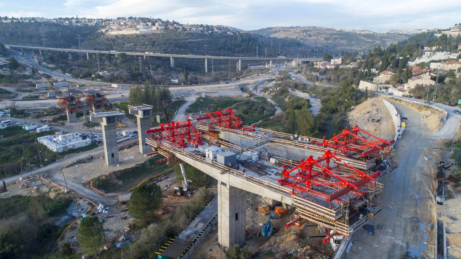 גשר באורך 380 מ', במחלף מוצא, המחבר את כביש 1 עם המנהרות המובילות לירושלים. 