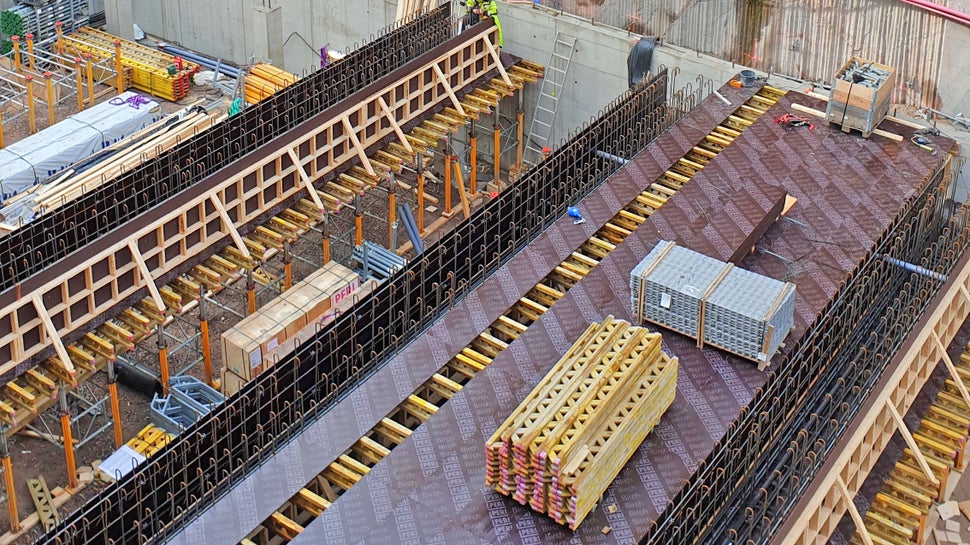 Kasinoparkissa oli käytössä koivuvaneriset muottilevyt. Se on laadullisesti parempi ratkaisu, ja myös kuormituskestävyys on vähintään sama kuin kolmikerroslevyillä.