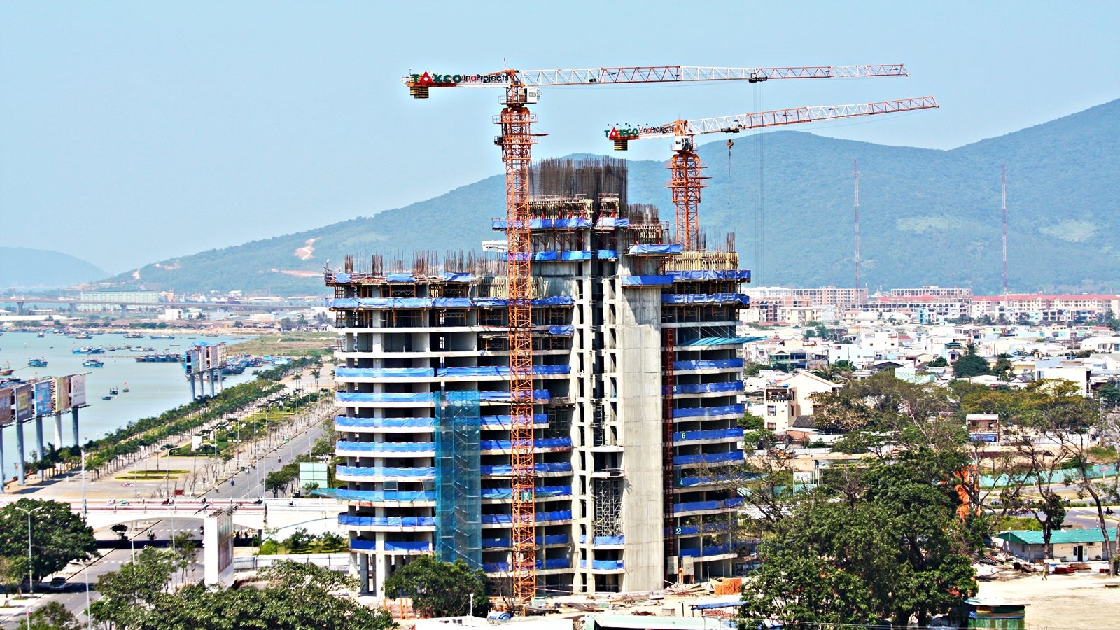 The contractor was able to achieve a 5 to 6 days cycle per floor with PERI's formwork systems.