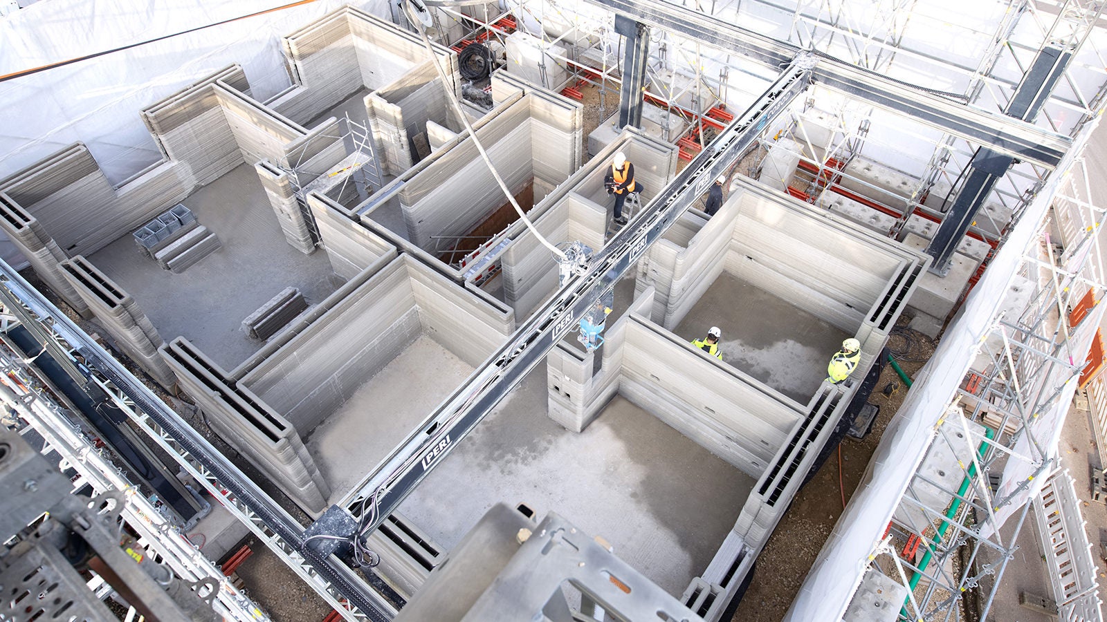 <p>PERI revolutioniert den Bauprozess mit dem 3D-Betondruck und druckt das erste Wohnhaus Deutschlands und das gr&amp;ouml;&amp;szlig;te Mehrfamilienhaus Europas. W&amp;auml;hrend das zweigeschossige Einfamilienhaus noch ca. 80 qm Wohnfl&amp;auml;che pro Geschoss misst, umfasst das 5-Familienhaus bereits um die 380 qm Wohnfl&amp;auml;che.</p><br/>