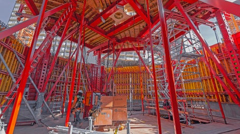 The towers, which are being built at the same time, have hexagon-shaped cores. For each of the cores, the contractor is using a PERI ACS Core 400 self-climbing interior system with gantry beams suspending the exterior formwork.