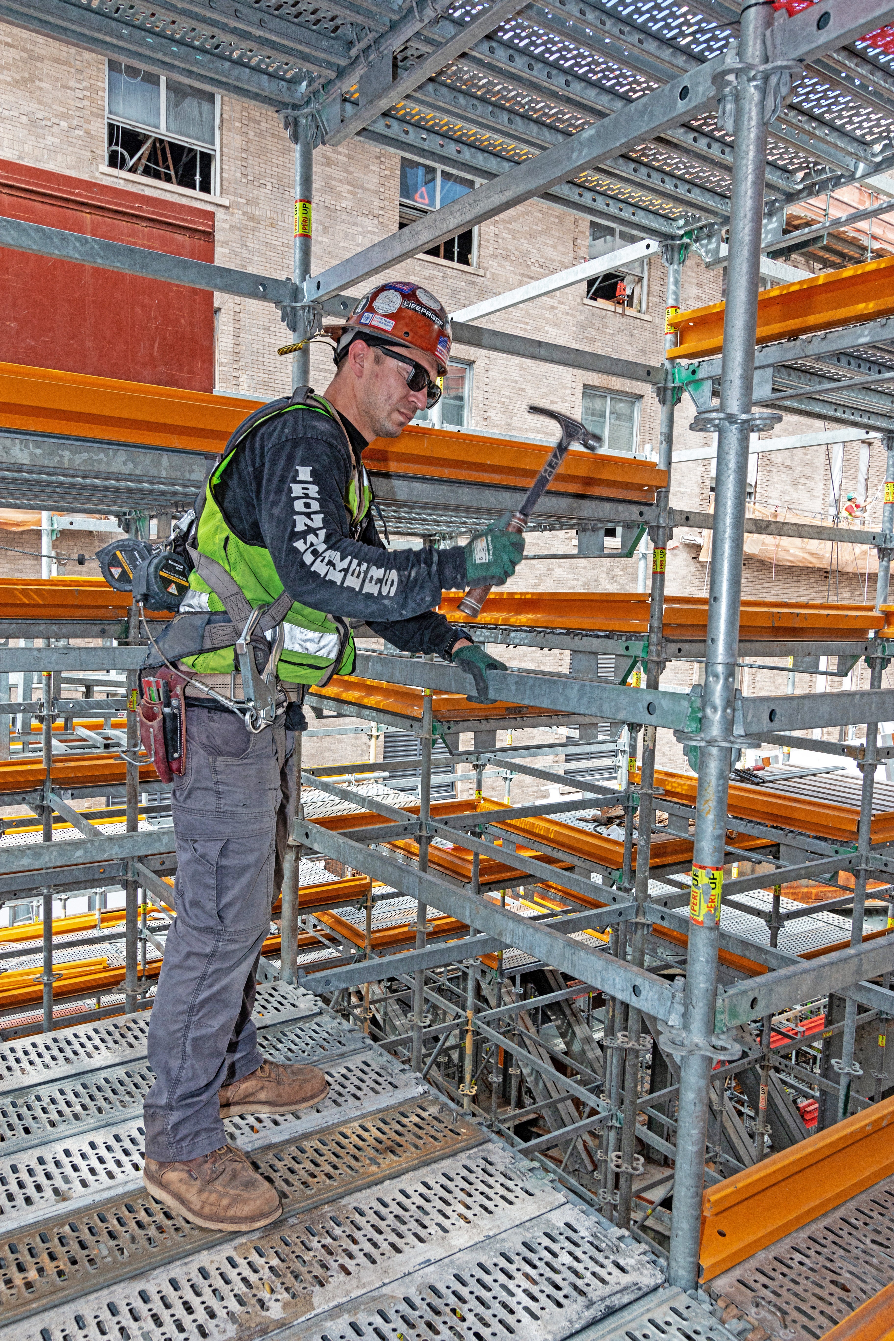 Installation of ledgers and toe boards is greatly simplified by PERI’s gravity lock system, which provides positive connections with a minimum of tools.