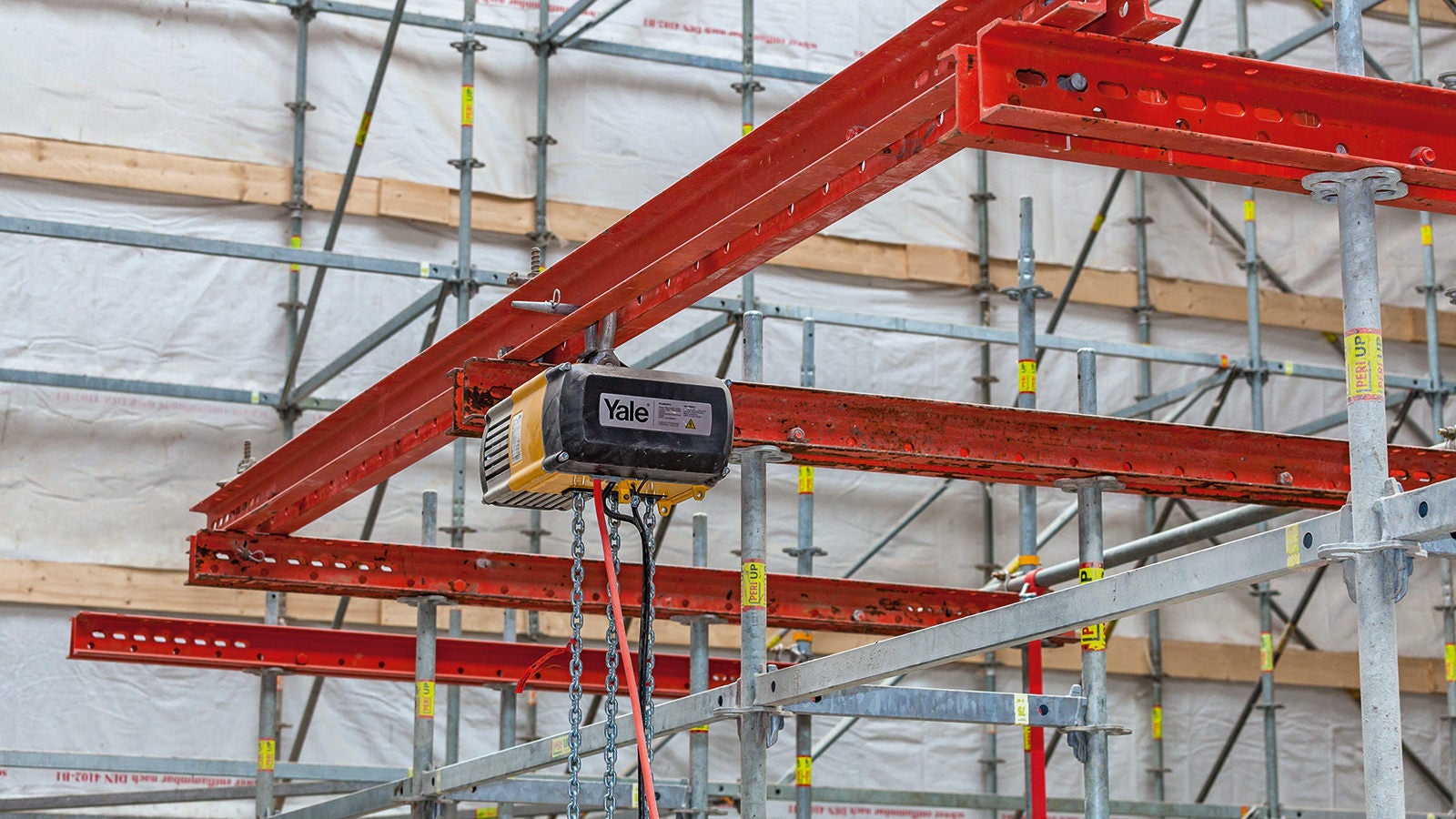 Die Kettenzüge zum Anhängen der Seitenschalung sind an einer VARIOKIT Galgenkonstruktion angebracht.